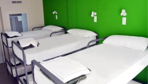 Motion Chueca Hostel客房内的一张或多张床位