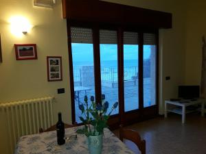 mesa de comedor con vistas a un balcón en Villa Capitolo, en Monopoli