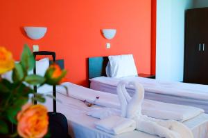 ソフィアにあるHotel Alexanderのベッド2台に座るタオルで作られた白鳥2枚 +28枚の写真