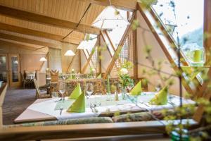 Reštaurácia alebo iné gastronomické zariadenie v ubytovaní Hotel Bergkristall