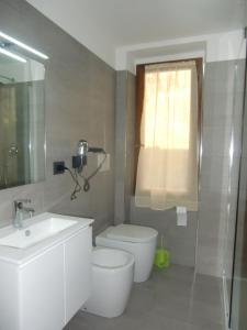 une salle de bain avec des toilettes blanches et un lavabo dans l'établissement Casa Ambra, à Ledro 46 autres photos