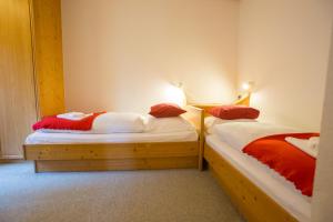 Posteľ alebo postele v izbe v ubytovaní Hotel Bergkristall