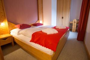 Posteľ alebo postele v izbe v ubytovaní Hotel Bergkristall