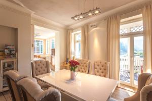 巴特尚道的住宿－Bio-Apartments Villa Thusnelda，一间带桌椅的用餐室