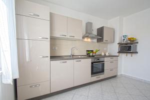 Kuchyň nebo kuchyňský kout v ubytování Apartment Marty