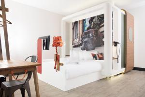 a living room with a white room with a table at The Corner London City in London