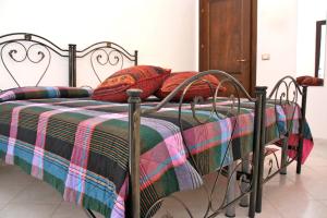 A bed or beds in a room at Casa Rosada Alghero