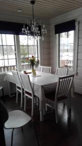 プンカハルユにあるVilla Paradise at Puruvesi Saimaaの白いダイニングルーム(白いテーブルと椅子付)