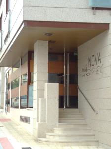 ein Gebäude mit Eingang zu einem Hotel in der Unterkunft Isla Nova Hotel in Foz