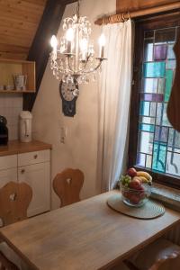 a kitchen with a table with a bowl of fruit on it at Reetdach-Ferienhaus in Quilitz in Rankwitz