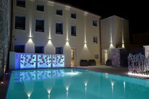 una villa con piscina di notte di Residenza Ai Capitelli a Soave