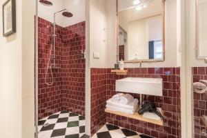 a bathroom with a sink and a shower at Esqina Urban Lodge in Lisbon