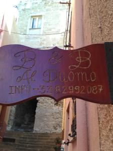 Un cartello che legge "ac durino" in un edificio. di B&B Al Duomo Carrela di Ghjeja a Castelsardo