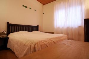 1 dormitorio con 2 camas y ventana en Ferienwohnung Pichler en Traunstein