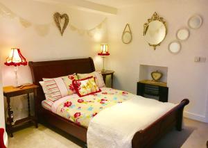Un pat sau paturi într-o cameră la Dugdales Cottage