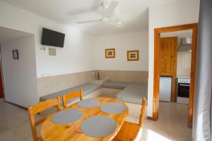 TV a/nebo společenská místnost v ubytování Apartamentos Zodiac
