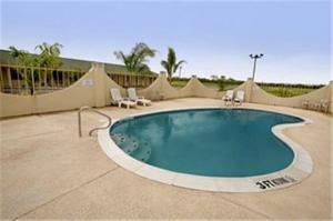Πισίνα στο ή κοντά στο Riviera Inn and Suites
