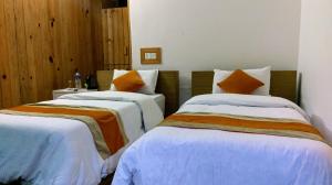 Łóżko lub łóżka w pokoju w obiekcie Gantavya Resort