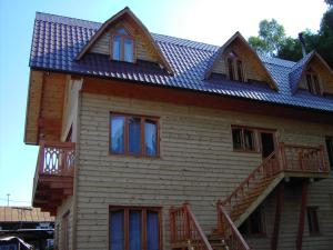 リストヴャンカにあるSinilga MiniHotelの階段を上った屋根の家