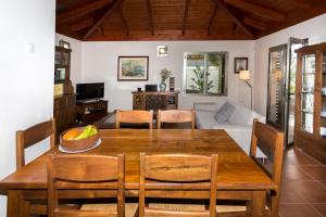 - une salle à manger et un salon avec une table et des chaises dans l'établissement Casa Tagoro, facing the Ocean, à Tacoronte