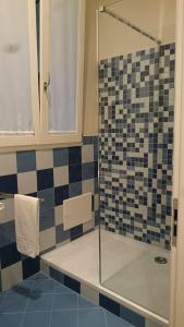 A bathroom at Casa Isolani Luxury Rooms Piazza Maggiore 1