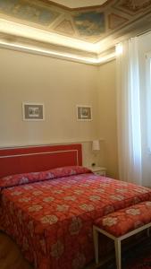 A bed or beds in a room at Casa Isolani Luxury Rooms Piazza Maggiore 1