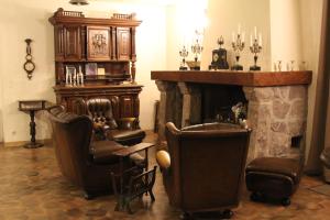 salon z 2 krzesłami i kominkiem w obiekcie Residence Beau Rivage Brehec w mieście Plouha