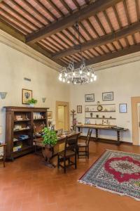 a dining room with a table and chairs and a chandelier at B&B L'Agnolo Di Caroti Cinzia in Montepulciano