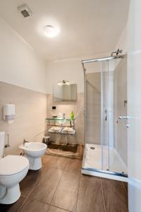 een badkamer met een douche, een toilet en een wastafel bij Lucca In Villa Elisa & Gentucca in Lucca