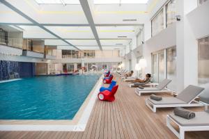 Bazén v ubytování The Biltmore Tbilisi Hotel nebo v jeho okolí