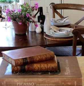 dois livros em cima de uma mesa em The Cottage @ Montpellier em Franschhoek