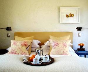 bandeja de fruta en la parte superior de la cama en The Cottage @ Montpellier en Franschhoek