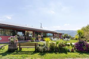 un bâtiment avec un banc devant lui dans l'établissement Barone Montefeo, à Librizzi