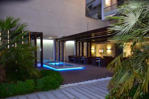ein Gebäude mit einem Swimmingpool im Innenhof in der Unterkunft Deves Hotel in Nafplio