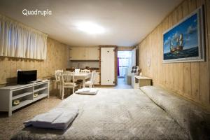 Un dormitorio con una cama grande y un comedor. en La Cutizza B&B, en Martina Franca
