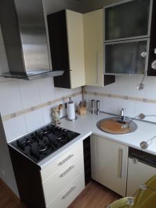 Uroczy apartament w centrum Sopotuにあるキッチンまたは簡易キッチン