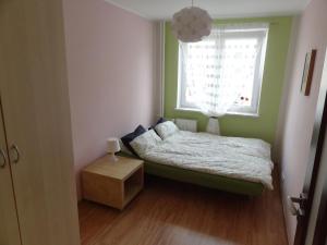 Uroczy apartament w centrum Sopotuにあるベッド