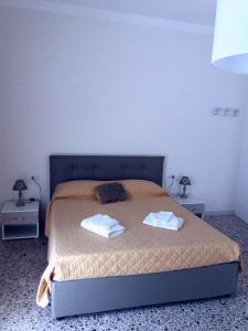 ein Schlafzimmer mit einem Bett, auf dem zwei Handtücher liegen in der Unterkunft Casa Fiore in Neapel