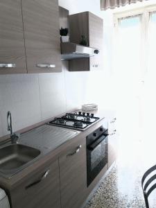 eine Küche mit Spüle und Herd Oberer Backofen in der Unterkunft Casa Fiore in Neapel