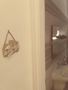 ein Badezimmer mit Waschbecken, Toilette und Spiegel in der Unterkunft Casa Fiore in Neapel + 15 Fotos