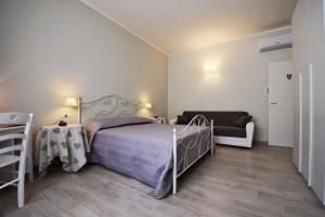 ガリポリにあるLa Petite Maisonのベッドルーム(ベッド1台、ソファ付)