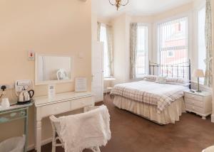 1 dormitorio con 1 cama y vestidor con espejo en Kingswood Guest House en Stockton-on-Tees