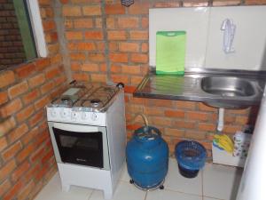 Porto dos Lencóis - Chalé Tipo Apartamento的厨房或小厨房