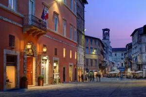 una calle de la ciudad con edificios y gente caminando por una calle en Locanda della Posta, Boutique Hotel, en Perugia
