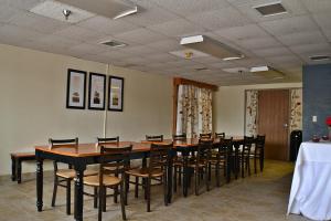 Restaurace v ubytování AmericInn by Wyndham Calumet
