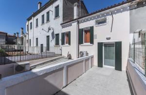 a balcony of a white building with a door at Ca' Laura - Murano Centro in Murano