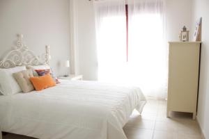 ラスパルマス・デ・グランカナリアにあるJunto a la Playa y el Auditorioの白いベッドルーム(白いベッド1台、窓付)