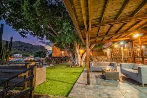 un patio al aire libre con sofás y un árbol en Hotel Rural LIVVO Maipez, en Las Palmas de Gran Canaria