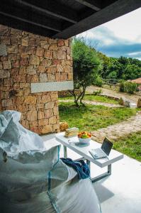 una mesa blanca con un ordenador portátil en el patio en Rena Village, en Rena Majore