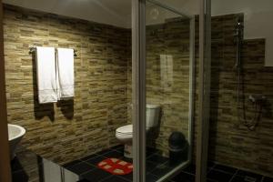 La salle de bains est pourvue d'une douche et de toilettes. dans l'établissement Sulu Sea Boutique Hotel, à Boracay